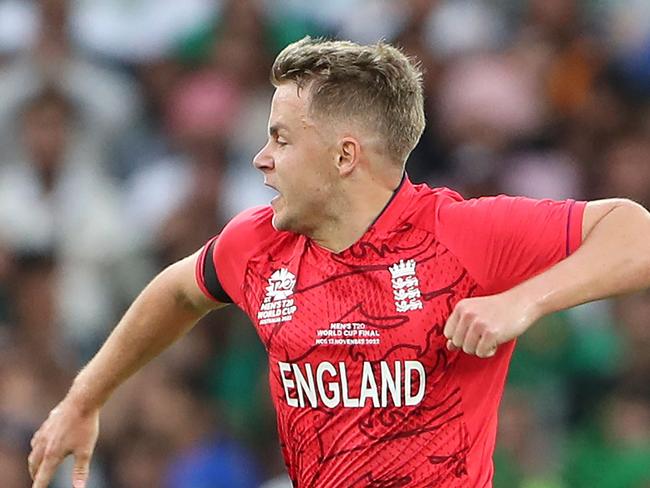 England's Sam Curran (Top) celebrates his wicket of Pakistan's Muhammad Rizwan during the ICC men's Twenty20 World Cup 2022 cricket final match between England and Pakistan at the Melbourne Cricket Ground (MCG) on November 13, 2022 in Melbourne. (Photo by Surjeet YADAV / AFP) / -- IMAGE RESTRICTED TO EDITORIAL USE - STRICTLY NO COMMERCIAL USE --