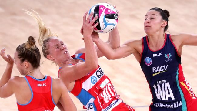 Madi Robinson and Laura Langman collide during the ANZ Championship this year.