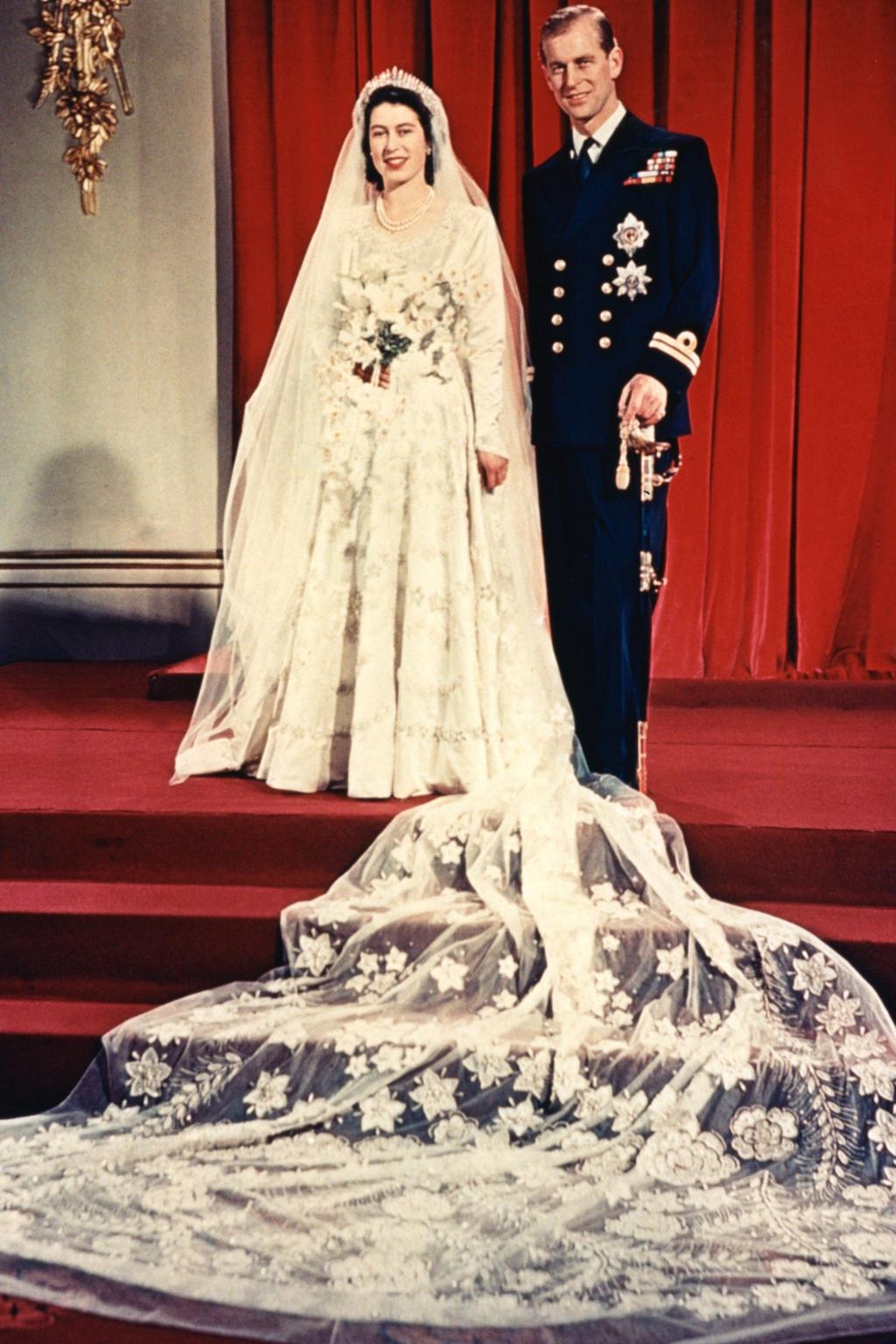 Elizabeth ii wedding outlet gown