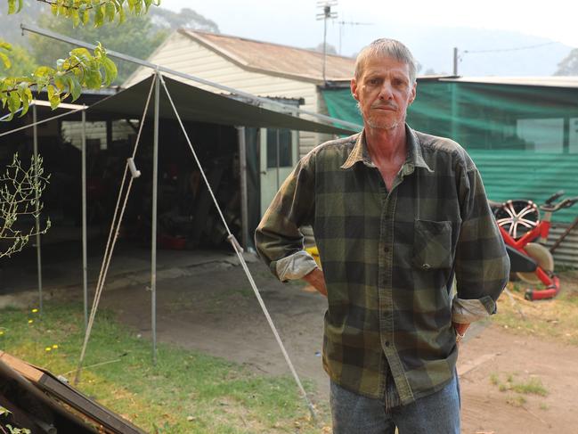 Martyn White outside his home near where RFS fire crews are working to save properties on Ivatt St in Cobar Park near Lithgow. Picture: Tim Hunter.