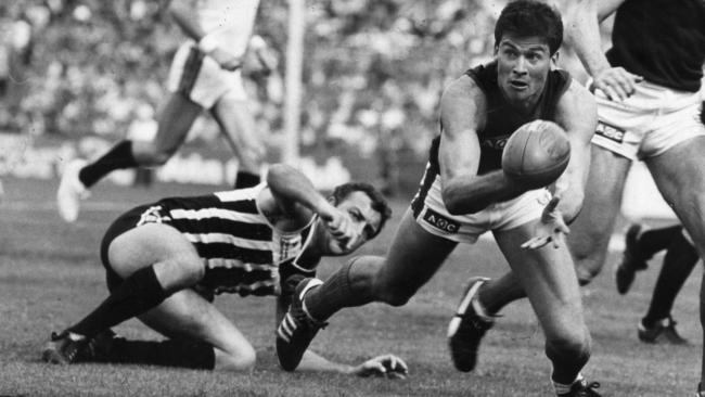 Norwood’s Justin Scanlon shoots out a handball in the 1984 grand final.