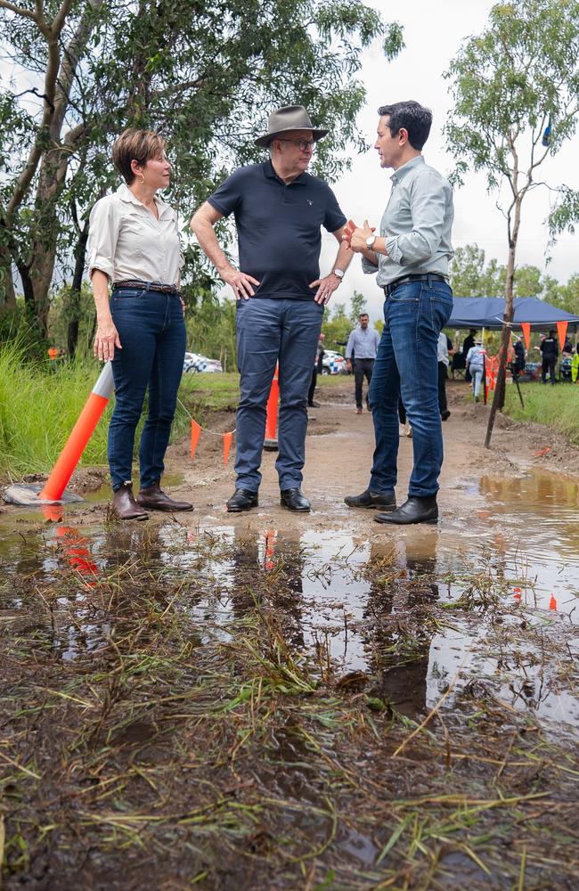 6/02/2025: Prime Minister Anthony Albanese with Queensland Premier David Crisafulli and Minister for Emergency Management and Cities Jenny McAllister visit the Ollera Creek Bridge, north of Townsville following flooding in Far North Queensland. Picture: PMO