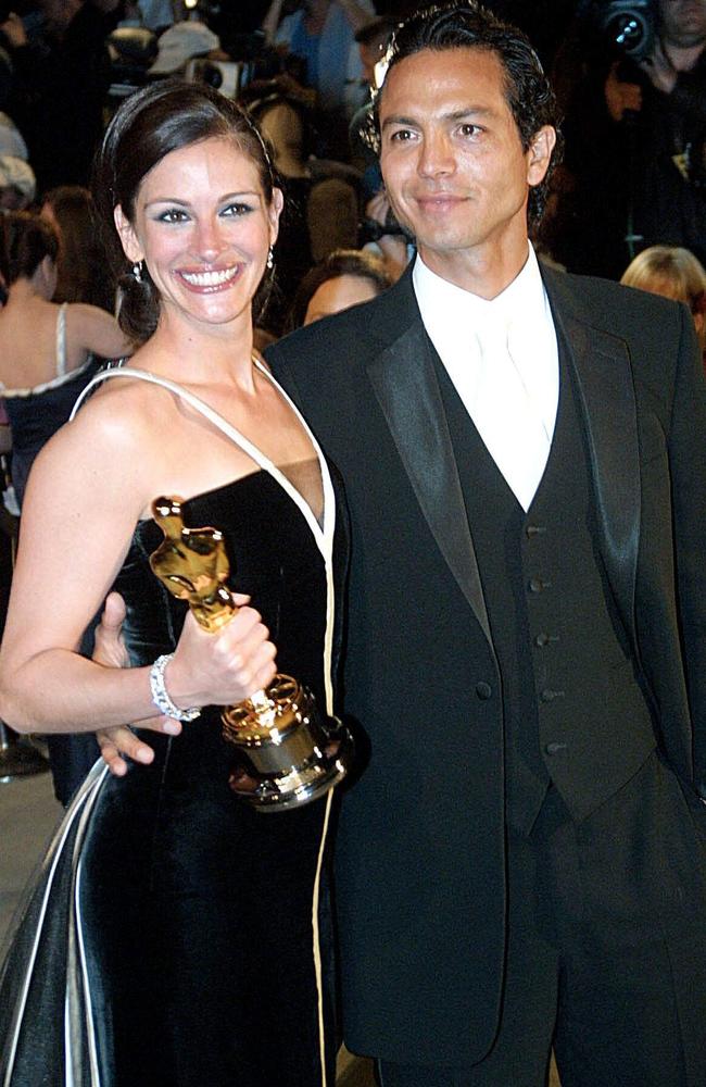 It didn’t last! Julia Roberts with ex-boyfriend Benjamin Bratt at the Oscars. Picture: AP