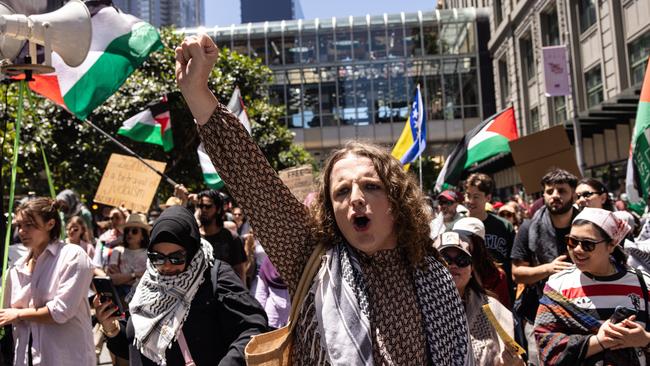 MELBOURNE, AUSTRALIA - NewsWire Photos - 15 DECEMBER, 2024: Pro-Palestine supporters march through the streets of Melbourne during the the final rally of 2024 .  Picture: NewsWire / Diego Fedele