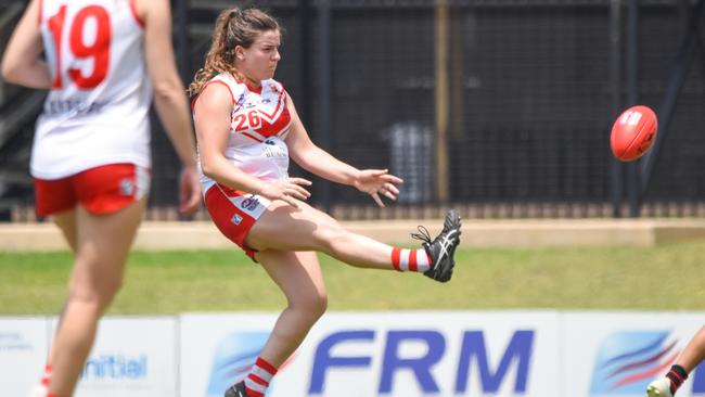 Jamilla Cranny in action for Waratah in the NTFL in November. Picture: Tymunna Clements - AFLNT Media.