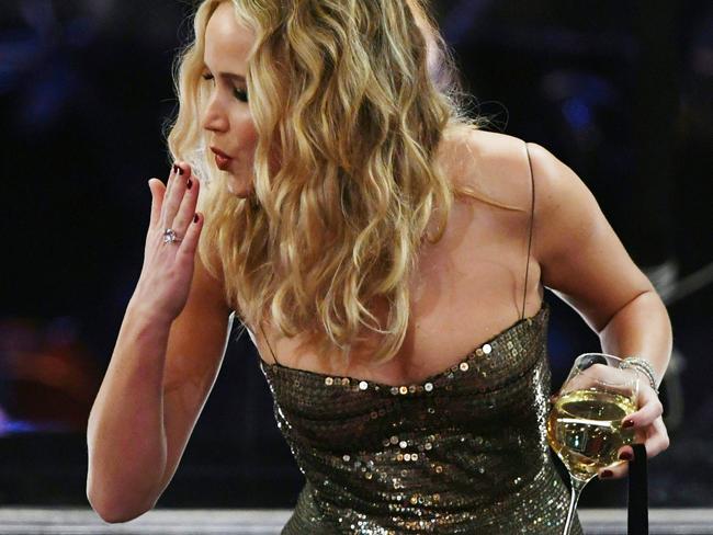 Jennifer Lawrence blows a kiss before the start of the 90th Annual Academy Awards show, on March 4, 2018, in Hollywood, California. / AFP PHOTO / Mark Ralston