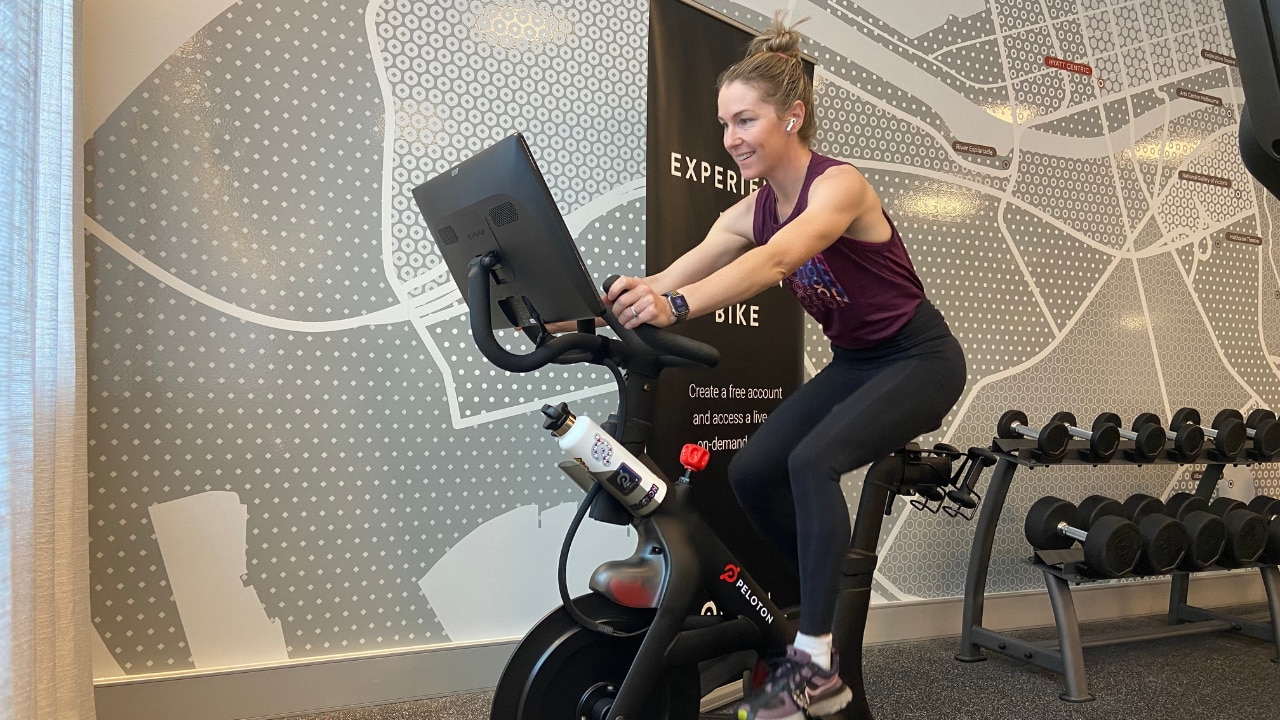 Peloton cycle hot sale live classes