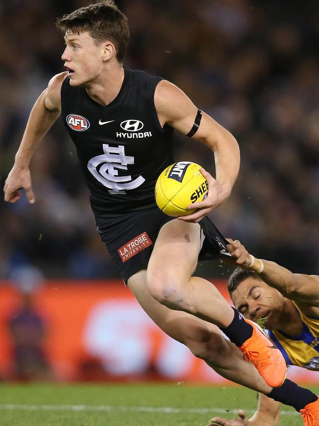 Carlton’s 2019 AFL Rising Star Sam Walsh breaks clear from the tackle of West Coast's Jarrod Cameron. Picture: MICHAEL KLEIN.