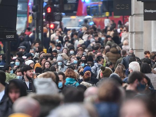 LONDON, ENGLAND - DECEMBER 06: Crowds of shoppers are seen on Regents street on December 6, 2020 in London, United Kingdom. Earlier this week, England ended a nationwide lockdown that had closed non-essential stores and sit-down restaurants, transitioning to a localised tier system. Classified as Tier 2, London and its retail sector are trying to salvage the holiday shopping season. (Photo by Peter Summers/Getty Images)