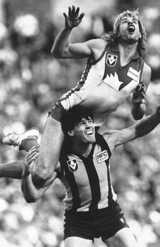 The Wiz, Warwick Capper, took this speccy over Chris Langford in a qualifying final at Waverley. The Hawks smashed the Swans by 99 points.