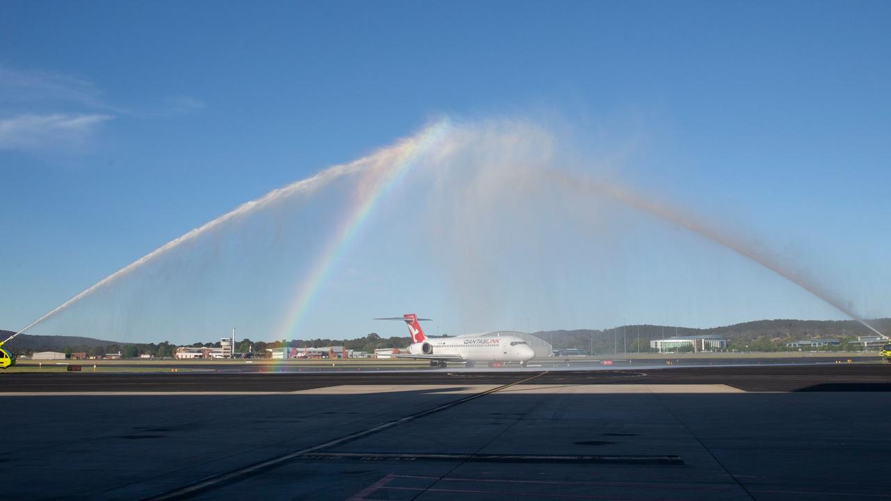 It was the last Boeing 717 jet to take to the skies before the fleet is replaced by 29 new Airbus A2220s.