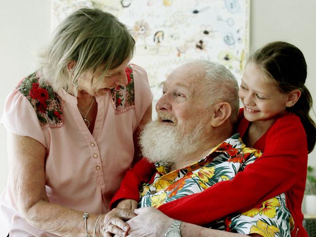 WEEKEND PAPERS ONLY. Bernie Fisher, gets a visit from his wife Rosemary Fisher, grand daughter Aubrey Taylor -10. Visiting family in aged care for Christmas during in increase in Covid Cases. Picture: John Appleyard