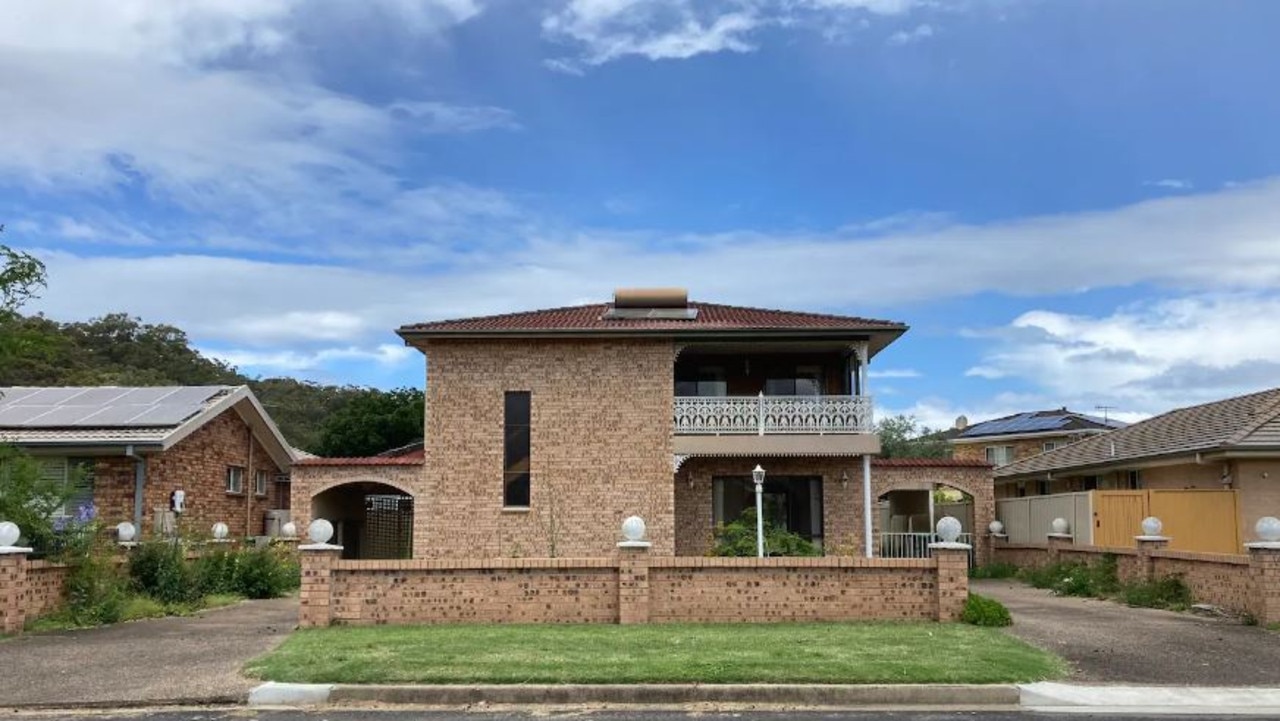 The Maloneys Beach listing warned about an “unsteady” balcony railing. Picture: Airbnb