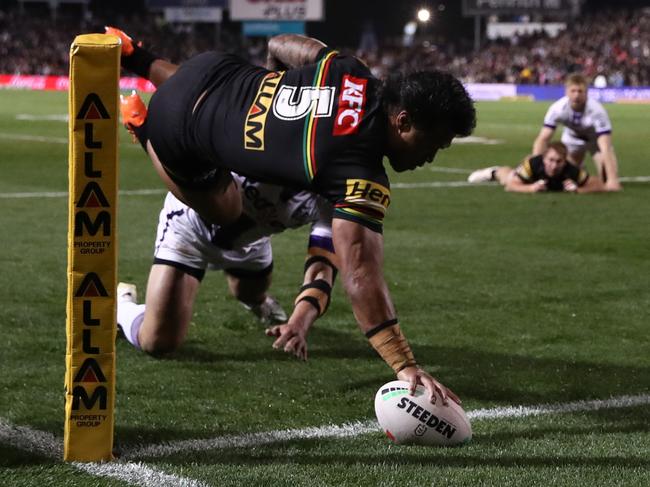 PENRITH, AUSTRALIA - AUGUST 04: Brian To'o of the Panthers scores a try during the round 23 NRL match between Penrith Panthers and Melbourne Storm at BlueBet Stadium on August 04, 2023 in Penrith, Australia. (Photo by Jason McCawley/Getty Images)