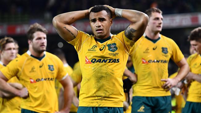 DUBLIN, IRELAND - NOVEMBER 26: Will Genia of Australia stands dejected amongst his team mates following their defeat during the international match between Ireland and Australia at the Aviva Stadium on November 26, 2016 in Dublin, Ireland. (Photo by Dan Mullan/Getty Images)