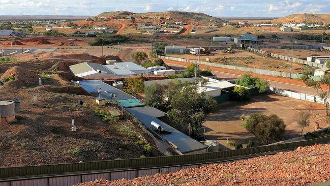 Ombudsman Wayne Lines has criticised Coober Pedy Council’s decision to enter a 20-year purchase agreement with a private supplier Energy Generation.