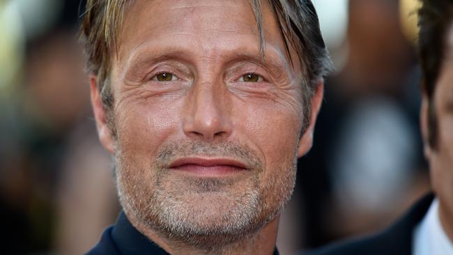 Mads Mikkelsen is in talks to replace Depp.