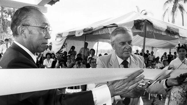 Sir Joh Bjelke-Petersen and Shuji Yokoyama cutting ribbon at Palm Medows Golf course in 1987