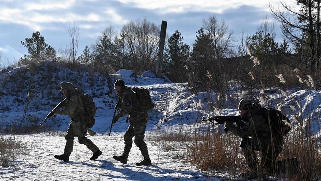 Ukrainian Territorial Defense Forces, the military reserve of the Ukrainian Armed Forces, take part in a military exercise near Kiev on December 25, 2021. Picture: Sergei Supinsky / AFP)