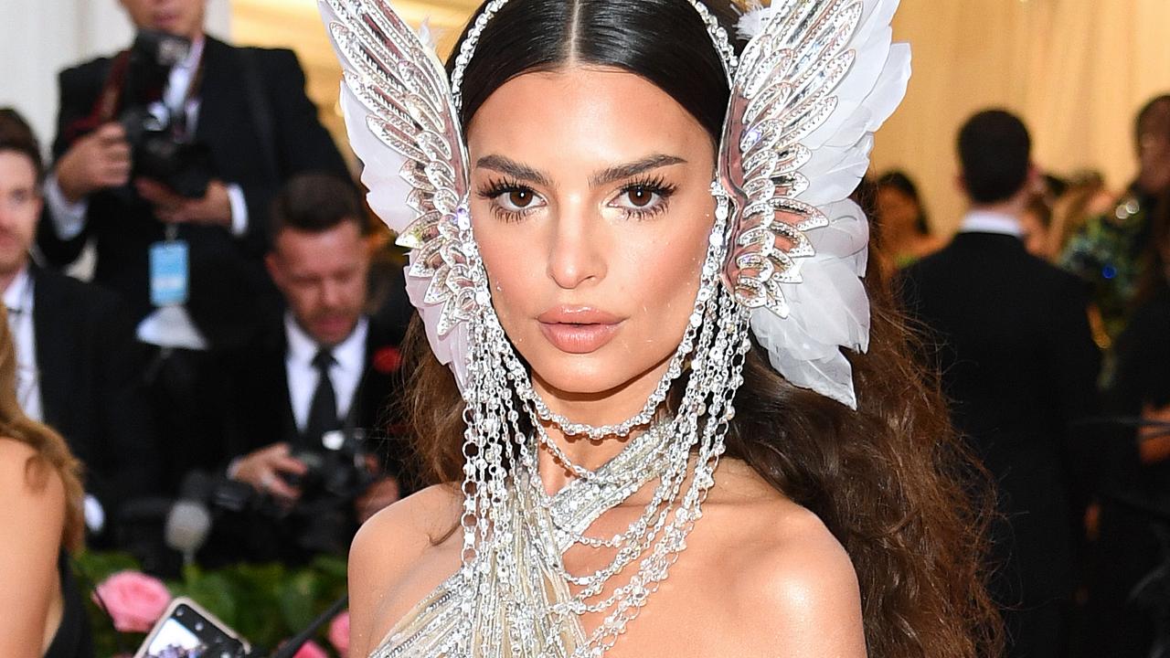 Met Gala Emily Ratajkowski Flaunts Abs In Naked Dress Photo