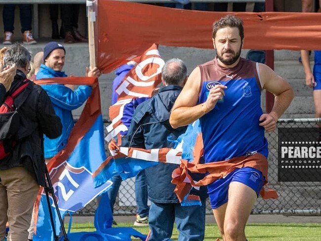 Shaun Payze runs through the banner for his 400th senior VAFA game. Picture: Pearcey Photography