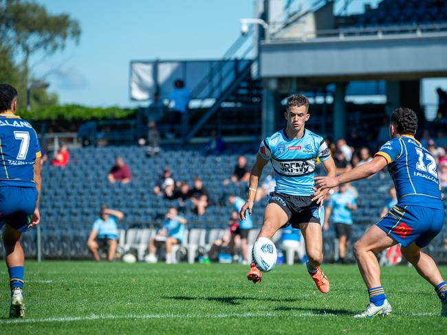 Oliver Lester kicks for the line. Picture: Thomas Lisson