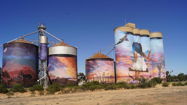 In 2019, Drapl and The Zookeeper painted the Sea Lake silos, which feature a young girl on a swing looking over Lake Tyrrell.