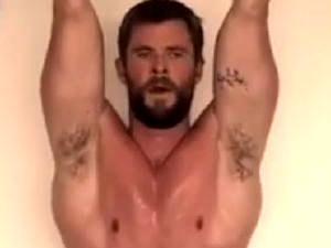 Chris Hemsworth working out phwoar