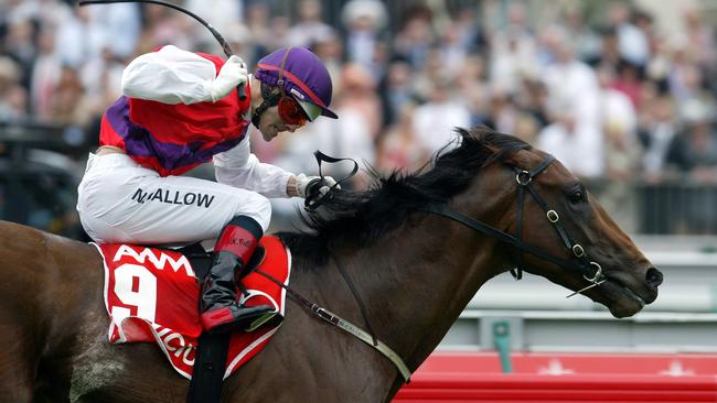 Noel Callow rides Benicio to the line to win the 2005 Victoria Derby.