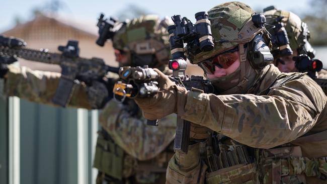 An Australian Army special operations force combat team featuring Special Operations Engineer Regiment reinforcement training cycle personnel prepares to clear a building of threats as part of a training activity at Holsworthy Barracks