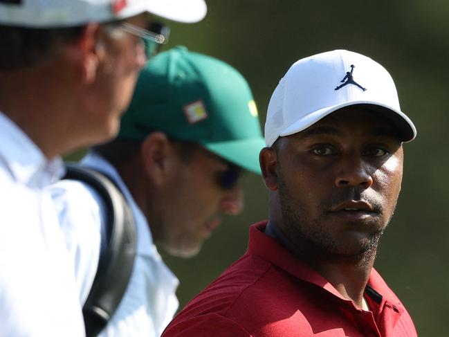 AUGUSTA, GEORGIA - APRIL 05: Phil Mickelson of the United States talks with Harold Varner III of the United States during a practice round prior to the 2023 Masters Tournament at Augusta National Golf Club on April 05, 2023 in Augusta, Georgia.   Christian Petersen/Getty Images/AFP (Photo by Christian Petersen / GETTY IMAGES NORTH AMERICA / Getty Images via AFP)