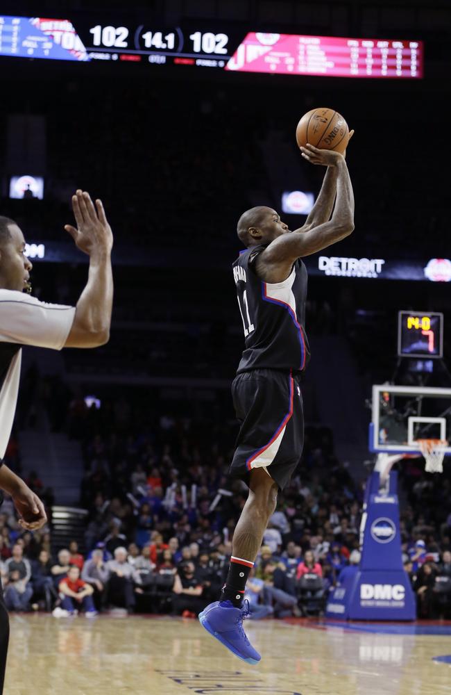 Los Angeles Clippers guard Jamal Crawford shoots the go-ahead three-point basket during overtime against the Detroit Pistons.