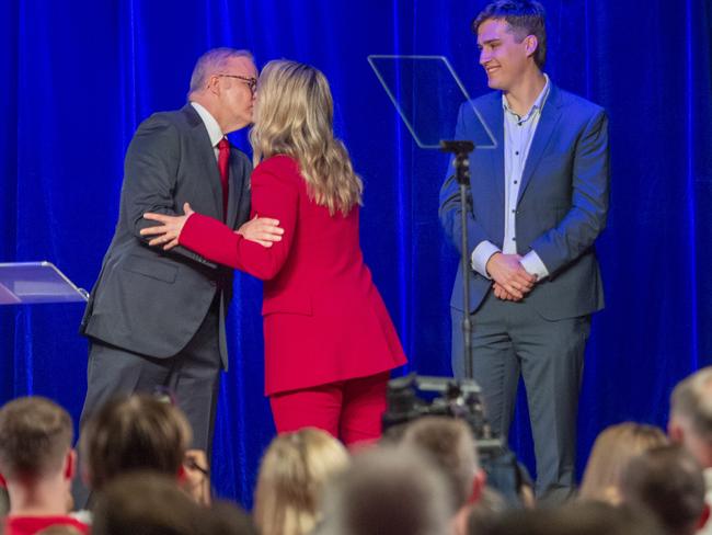 Prime Minister Anthony Albanese leaned in for a kiss with Jodie as Nathan watrcjed pm . Picture: NewsWire / Jeremy Piper