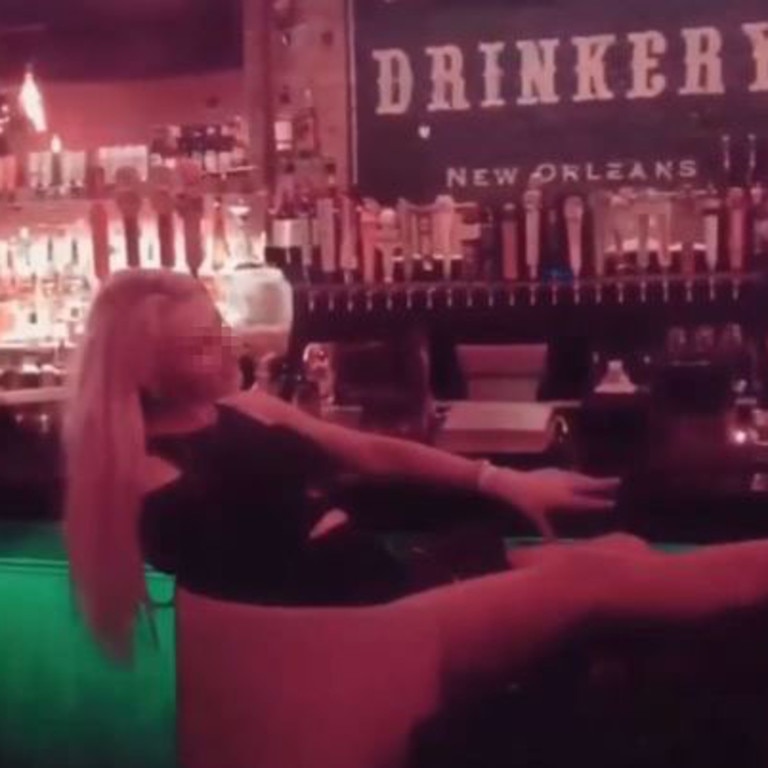 Man Makes Reddit S Trashy For Sucking Girlfriend S Toes At Bar The Courier Mail