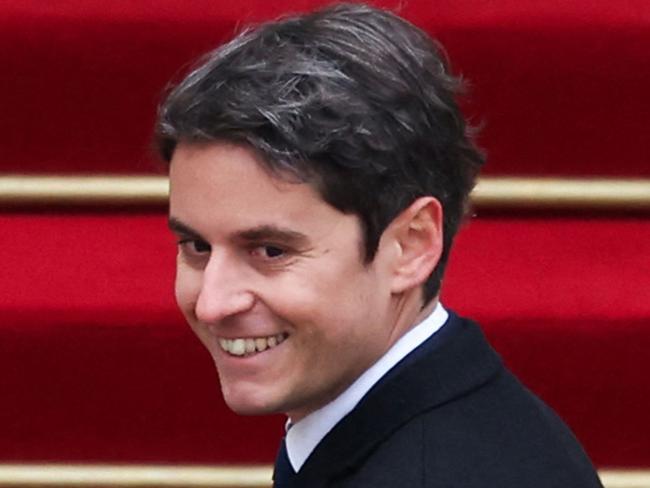 TOPSHOT - Newly appointed Prime minister Gabriel Attal (R) greets outgoing Prime minister Elisabeth Borne (L) at the end of the handover ceremony at the Hotel Matignon in Paris, on January 9, 2024. (Photo by EMMANUEL DUNAND / POOL / AFP)