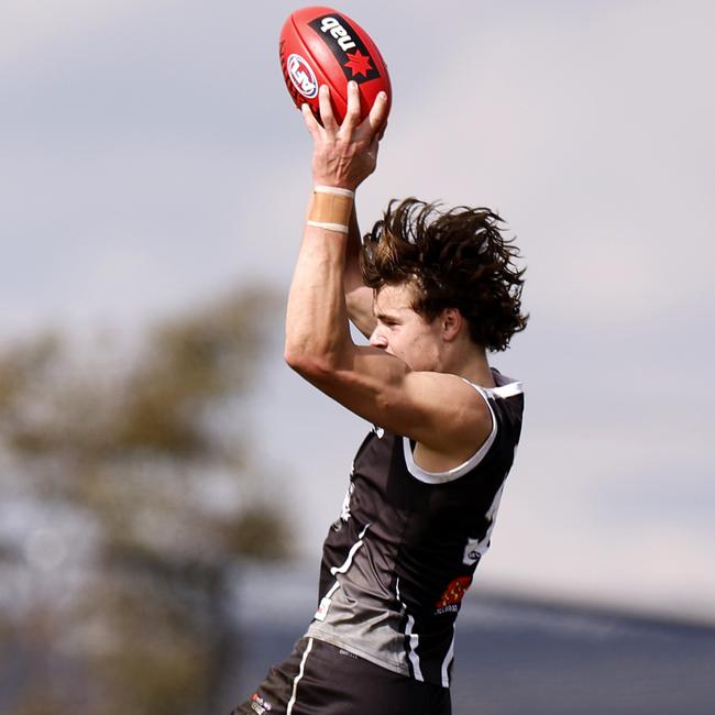 Aaron Cadman marks in the NAB League.