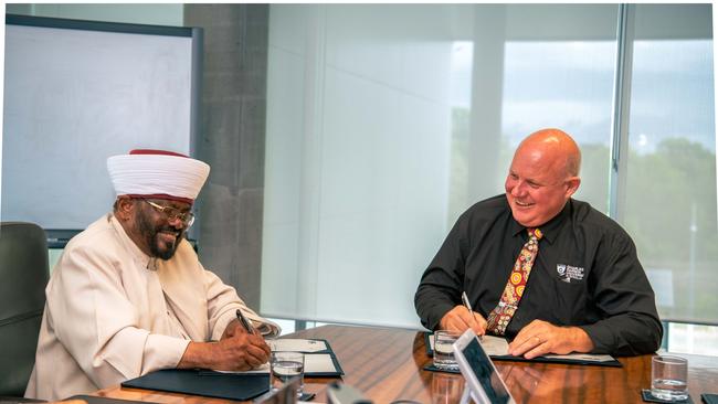 His Eminence the National Grand Mufti of Australia Imam Abdul Quddoos Azhari and CDU Vice-Chancellor Professor Scott Bowman signing a Memorandum of Understanding in 2024.