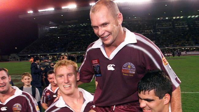 ** Autralian Out - No Onpass or Sale ** JULY 1, 2001 : Allan Langer being chaired from ground by teammates after Queensland defeated NSW in game 3 to win State of Origin series at ANZ Stadium in Brisbane, 01/07/01. Pic Glenn Barnes. Rugby League