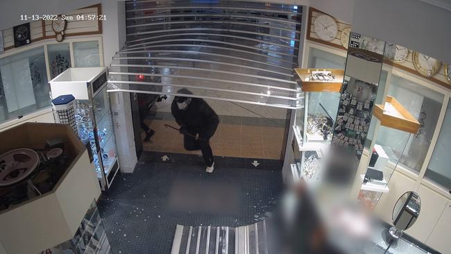 Police are looking for a couple who drove to the top floor of Tweed City shopping centre, smashed windows and drove through glass sliding doors before making a dash for it with stolen jewellery.