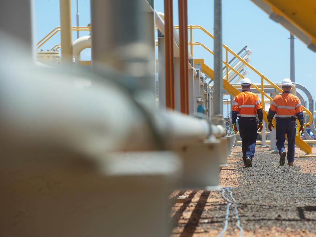 Gas producer Senex has confirmed a major $1bn expansion of its projects in the Surat Basin to produce 60 petajoules of gas by 2025.