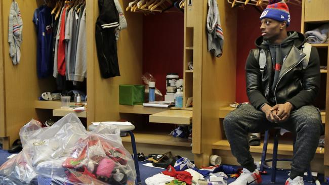 New York Giants cornerback Eli Apple cleans out his locker as he speaks to reporters.