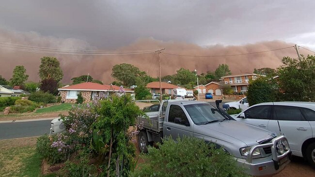 The huge dust storm rolling towards Parkes. Picture: Instagram