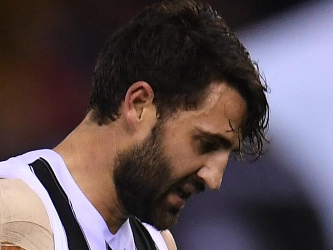 Alex Fasolo of the Magpies (right) makes his way from the field during the Round 9 AFL match between the St Kilda Saints and the Collingwood Magpies at Etihad Stadium in Melbourne, Saturday, May 19, 2018. (AAP Image/Julian Smith) NO ARCHIVING, EDITORIAL USE ONLY