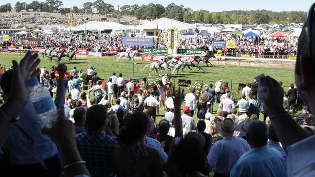 The crowd at the 2009 Oakbank Easter Monday race.