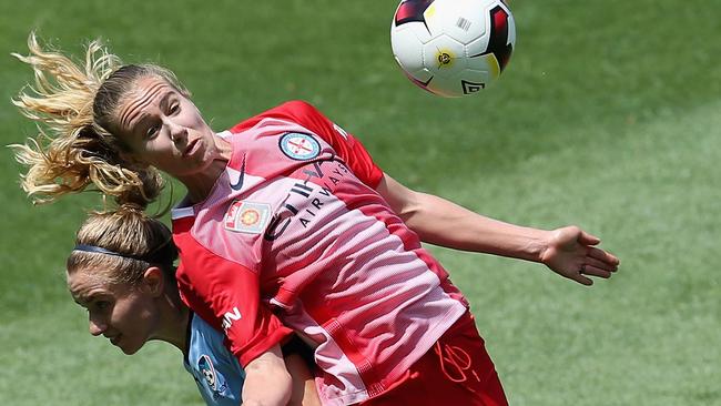 Beverly Yanez shows her desperation to beat Sydney’s Georgia Yeoman-Dale to the ball. Picture: Getty Images