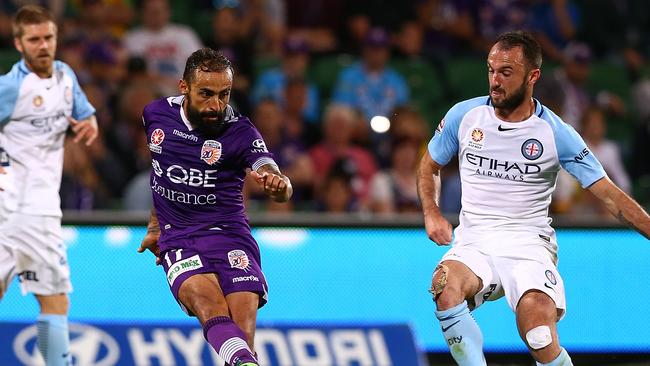 PERTH, AUSTRALIA — APRIL 16: Diego Castro of the Glory passes the ball during the round 27 A-League match between the Perth Glory and Melbourne City FC at nib Stadium on April 16, 2017 in Perth, Australia. (Photo by Paul Kane/Getty Images)