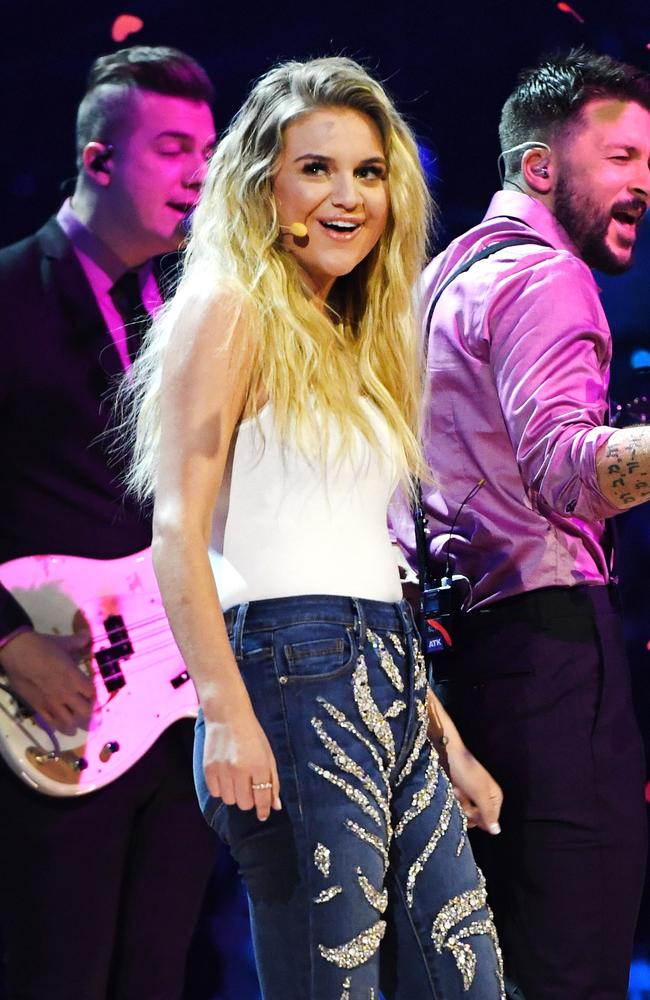 Kelsea Ballerini Hit In The Face With Flying Object At Concert | News ...