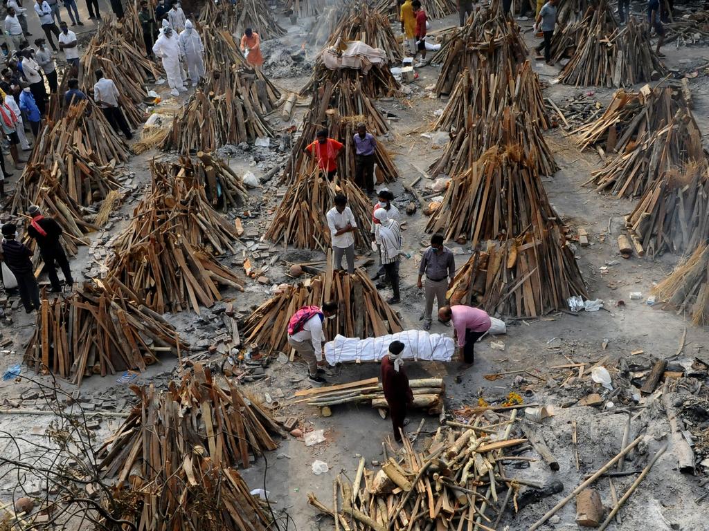 People prepare funeral pyres during a mass cremation of those who died from COVID-19 in New Delhi, India. Picture: Imtiyaz Khan/Anadolu Agency/Getty Images