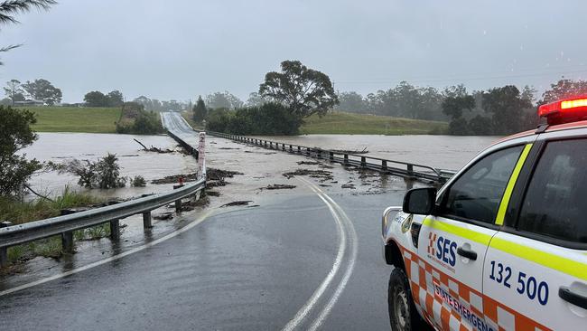 Bains Bridge at Wauchope is closed to all traffic due to flooding. Picture: NSW SES