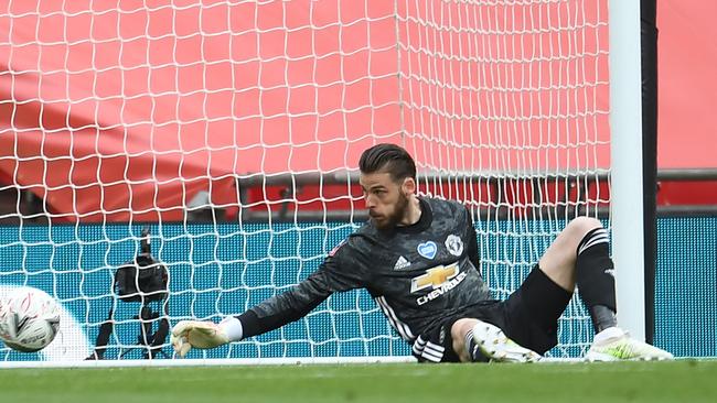 Manchester United's Spanish goalkeeper David de Gea is unable to prevent a shot from Chelsea's French striker Olivier Giroud beating him to give Chelsea the lead during the English FA Cup semi-final football match between Manchester United and Chelsea at Wembley Stadium in London, on July 19, 2020. (Photo by Andy Rain / POOL / AFP) / NOT FOR MARKETING OR ADVERTISING USE / RESTRICTED TO EDITORIAL USE